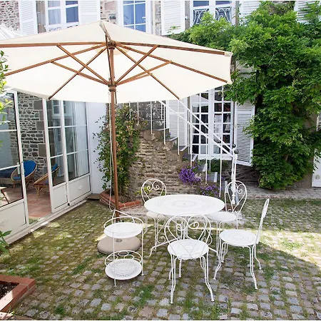 La Maison Guischard De La Menardiere Dite La Maison Romane Pontorson