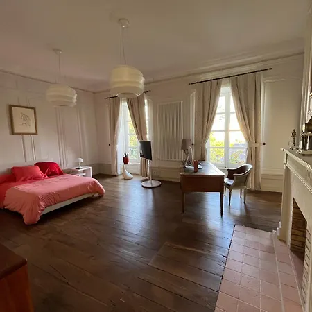 La Maison Guischard De La Menardiere Dite La Maison Romane * Pontorson